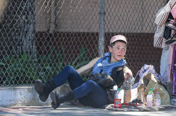 美艳名模沦为脏臭流浪汉,名模沦为流浪汉