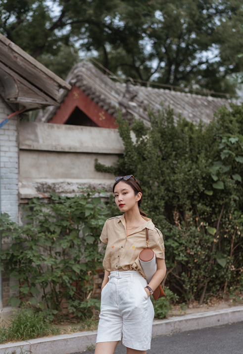 短裤在夏季可以说是既百搭又清凉,时髦女生衣橱里不可少的百搭短裤