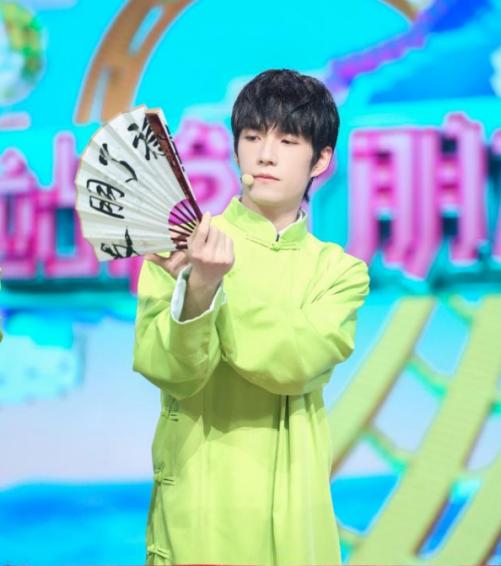 张颜齐穿大褂图片,张颜齐翟潇闻大褂