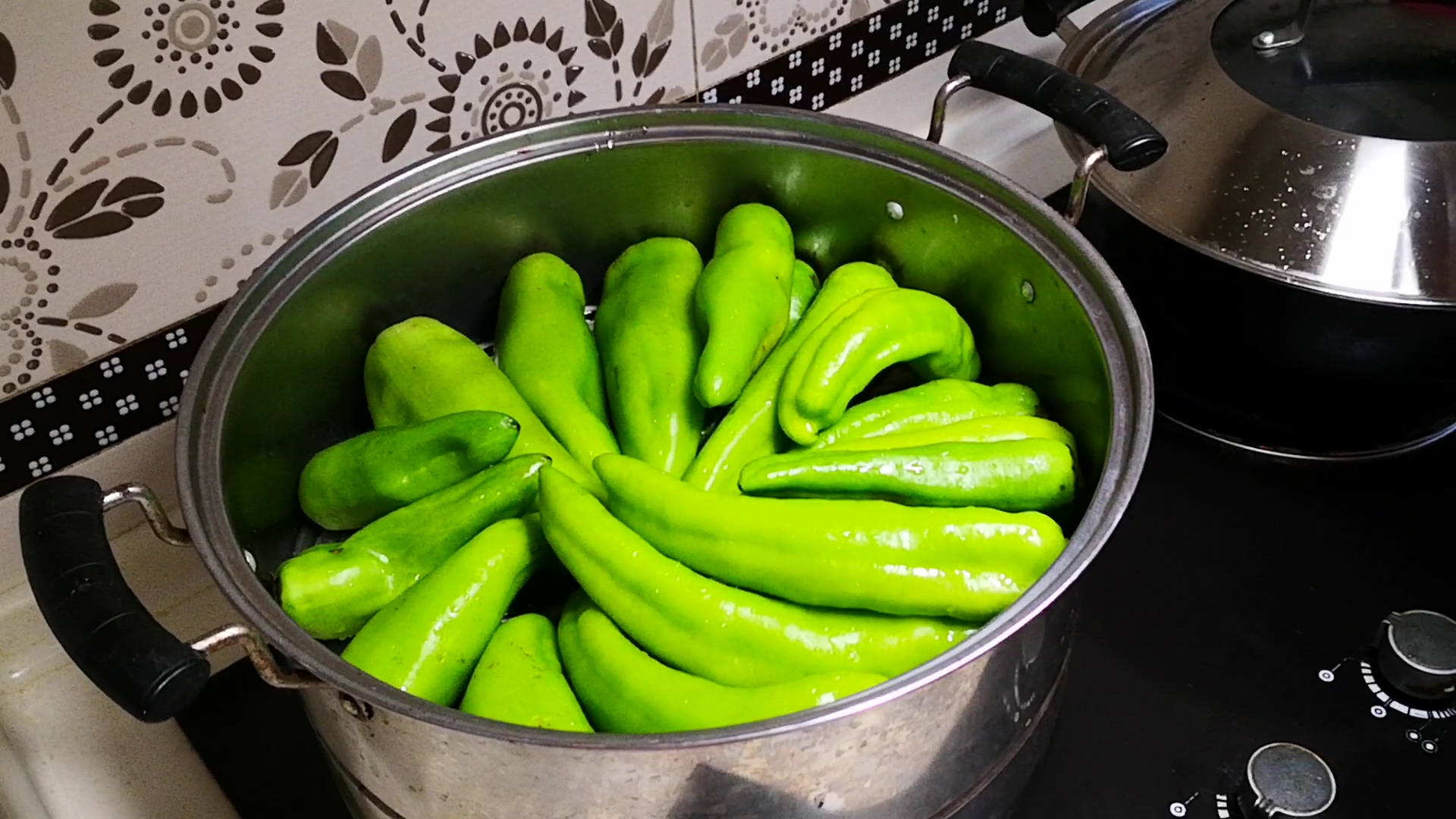 尖辣椒放在锅里蒸一蒸,辣椒放锅里蒸一蒸