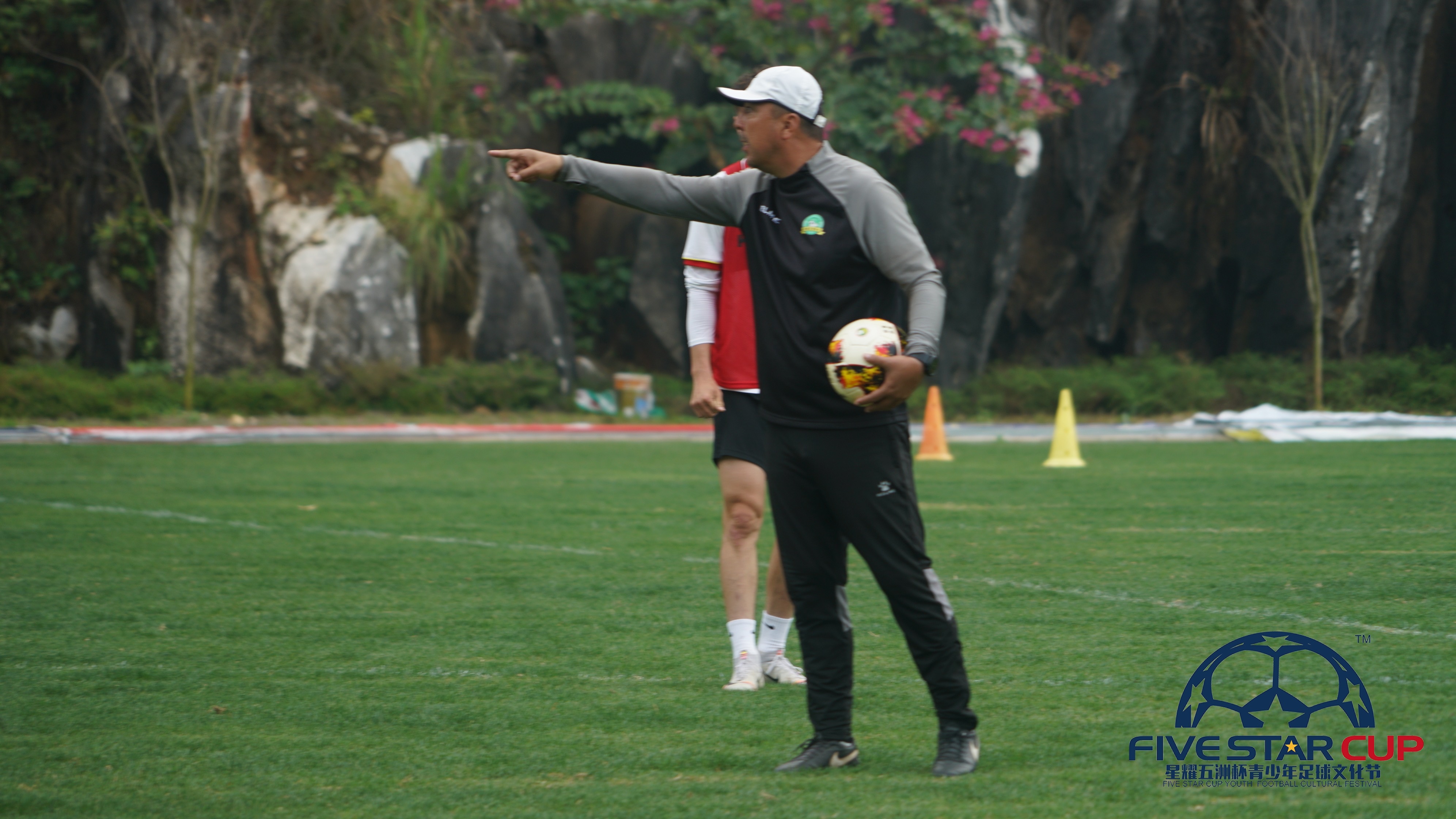 这支队连续两届深陷死亡之组，功勋教头再度率队冲击更高目标