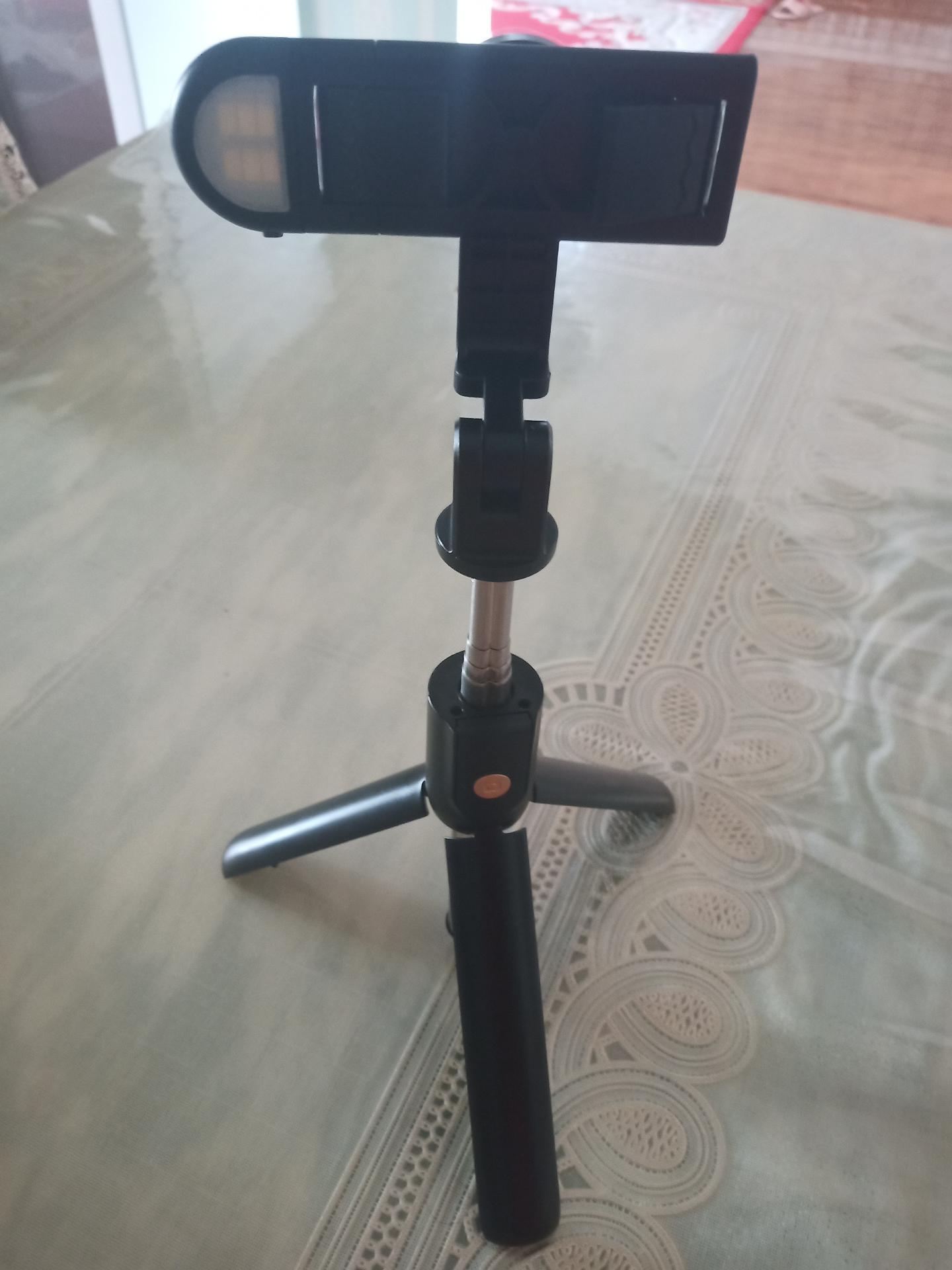 我一个人自媒体拍视频，就用自拍杆三脚架，实惠实用，分享给你