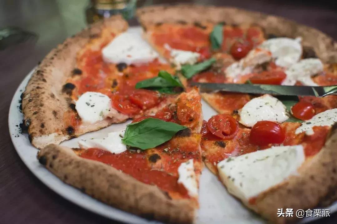 自制披萨3步搞定比店里的还好吃,正宗披萨的配方和制作