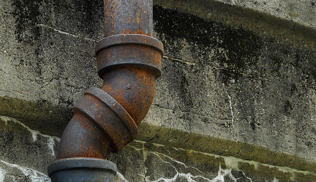 铸铁管漏水如何快速补漏,铸铁排水管漏水怎么堵漏