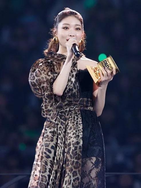 娜扎请夏获奖视频,娜扎领奖春夏