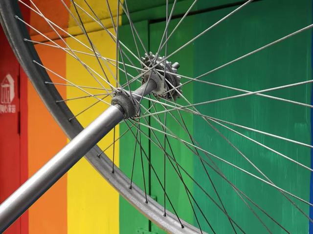 素希艺术：“僵尸自行车”飞上彩虹涂鸦？给废品点颜色看看！