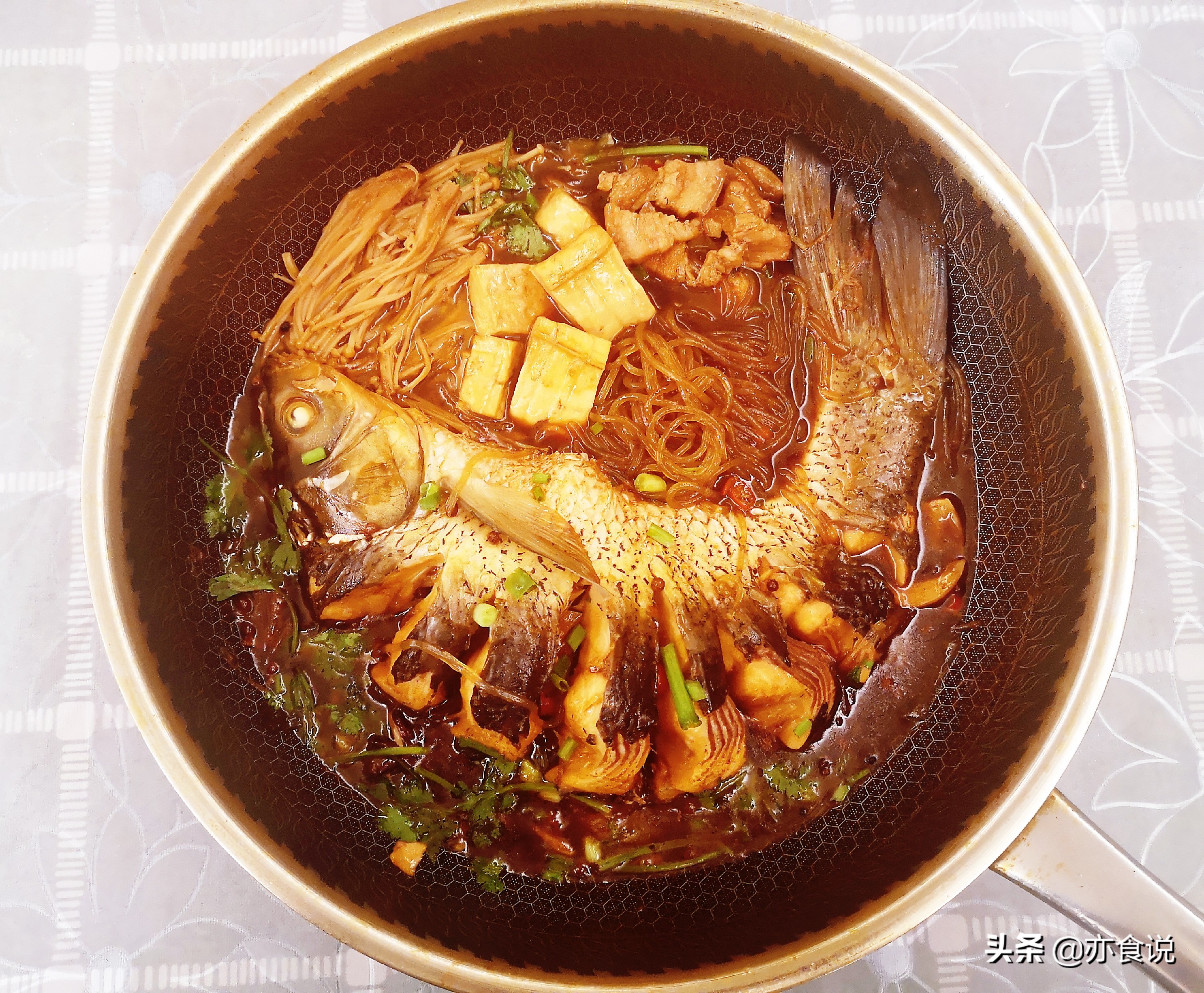 炖鱼家常做法草鱼不腥,东北铁锅炖鱼草鱼最正宗的做法