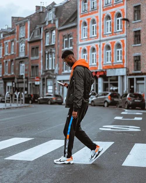 斑马线上有人是什么标志,斑马线有人的符号是什么意思