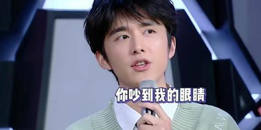 捧场还是敷衍？网上连打二十个“哈”，线下面无表情