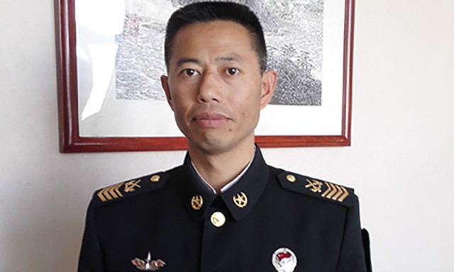 安徽兵王仅初中文化，入伍34年有召必回，退役后女儿继承父业