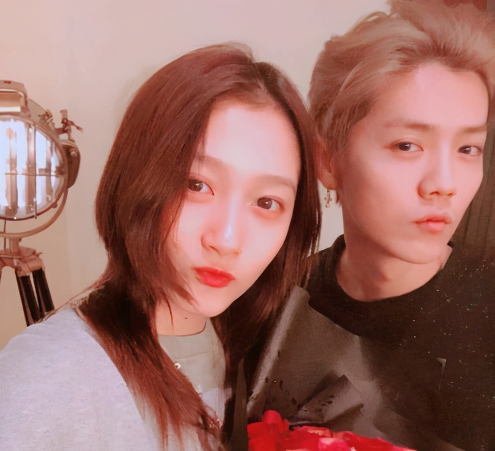 何炅深夜与友人聚餐,何炅深夜聚餐曝光