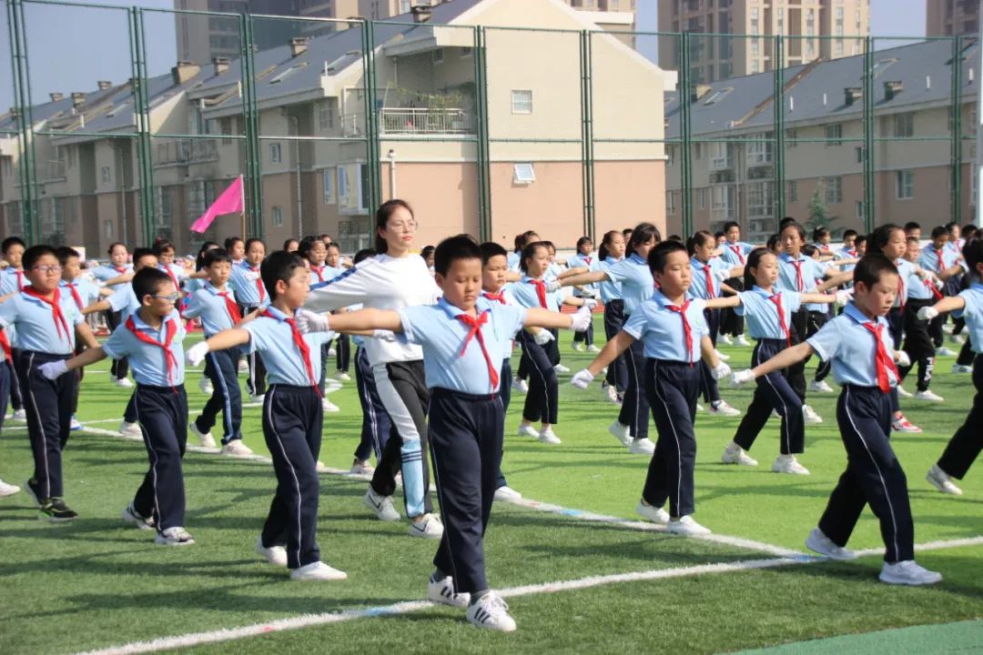 建*党**百年喜迎国庆节——西安经开第二小学队列队形广播*比操**赛