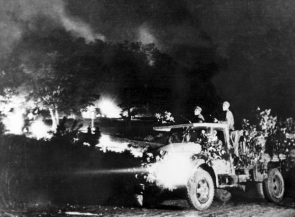 被美军训练成特工，一颗*雷手**炸运输机和十特工，被诬陷48年后平反