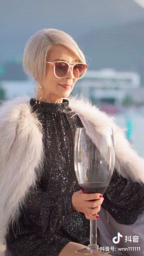 只穿高跟鞋的汪奶奶视频,只穿高跟鞋的汪奶奶多少岁