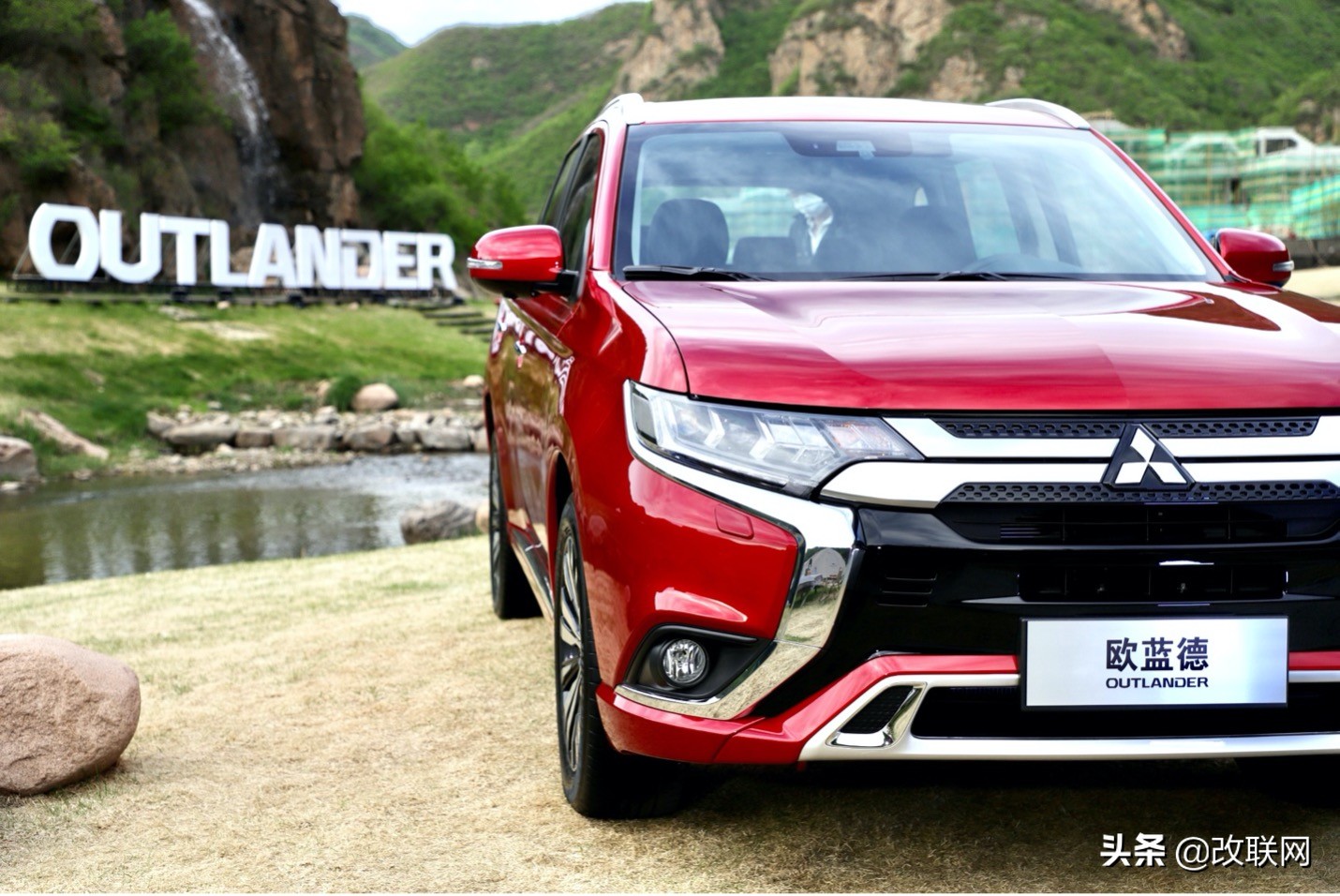 三菱欧蓝德后排放倒改床视频,三菱欧蓝德旅行床车