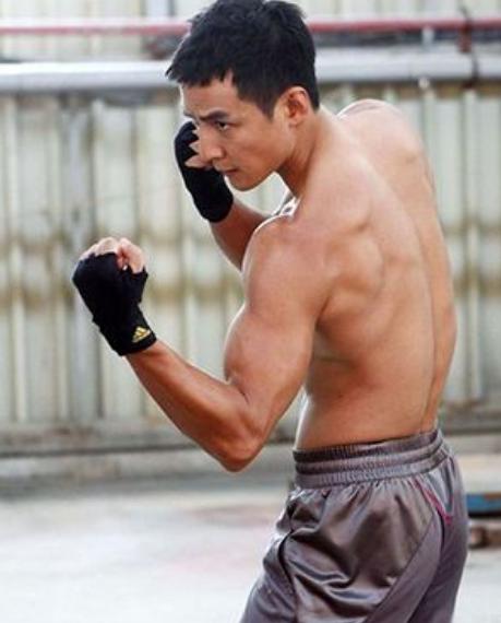 撤侨令重拳下，“禁欲男神”吴彦祖“藏”不住，一家人皆是美籍