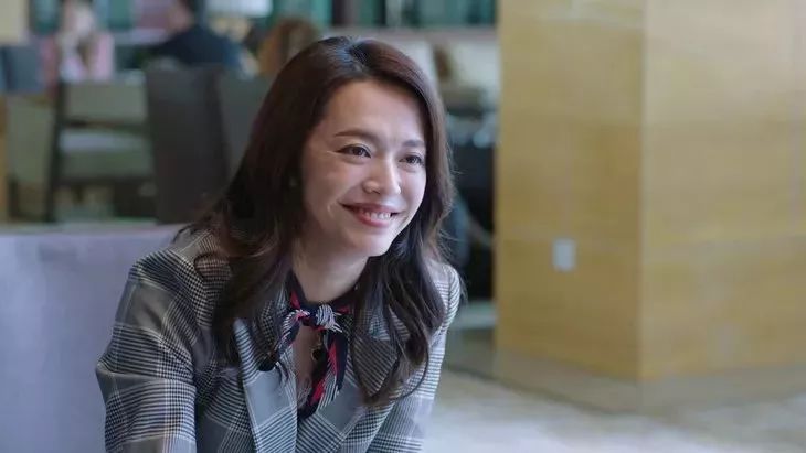 短丝巾搭配衬衫及职业装系法大全,女士黑色衬衣职业装配什么丝巾