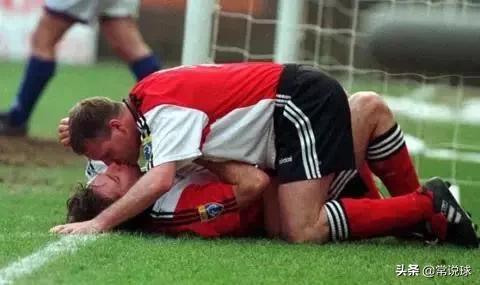 足球球员之间的吻,足球现场亲吻