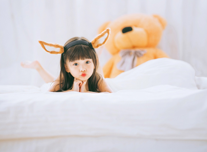 他所拍摄的萌娃温暖人心，满足了你对女儿的全部幻想