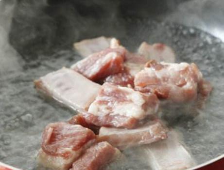 红烧排骨家常做法要焯水吗,红烧排骨的正确做法排骨要焯水不