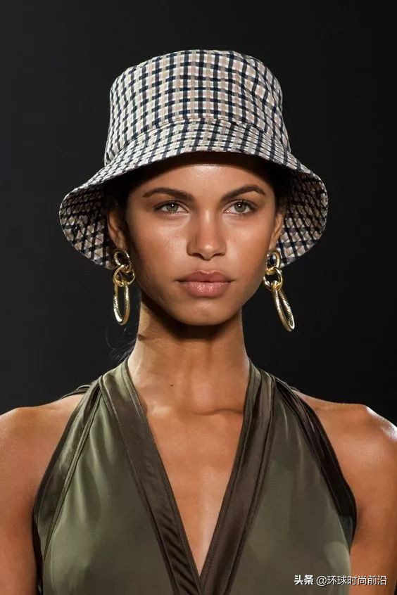 适合冬季脸大显脸小的帽子 (大圆脸适合什么帽子秋冬)