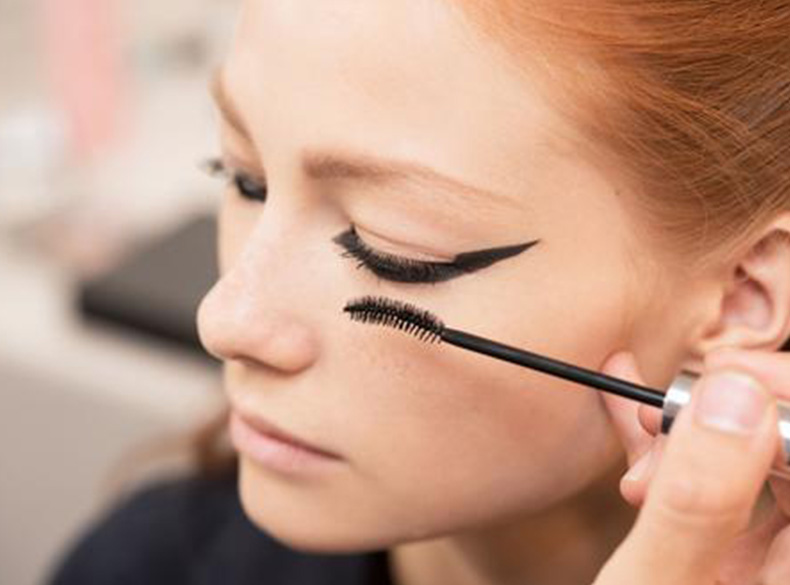 化妆时浮粉卡粉怎么办,新手怎么化妆不容易卡粉脱妆呢