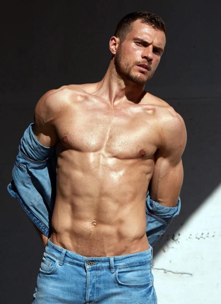 35岁的他登上中国版《时尚先生》封面，长得确实很帅