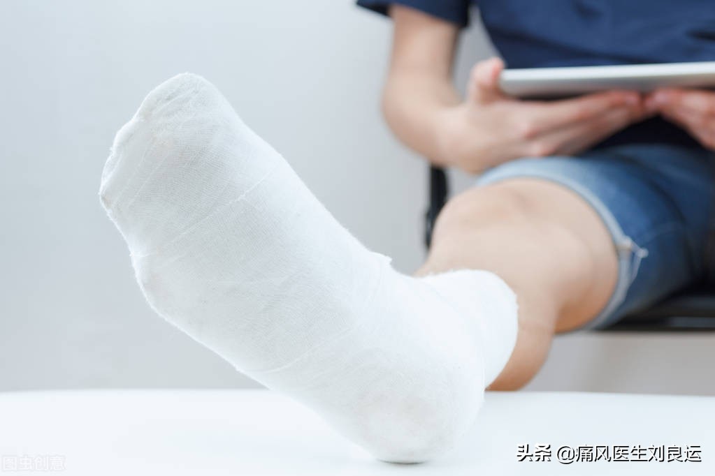 痛风发作大脚趾不能活动,痛风发作时只痛不肿不热为什么