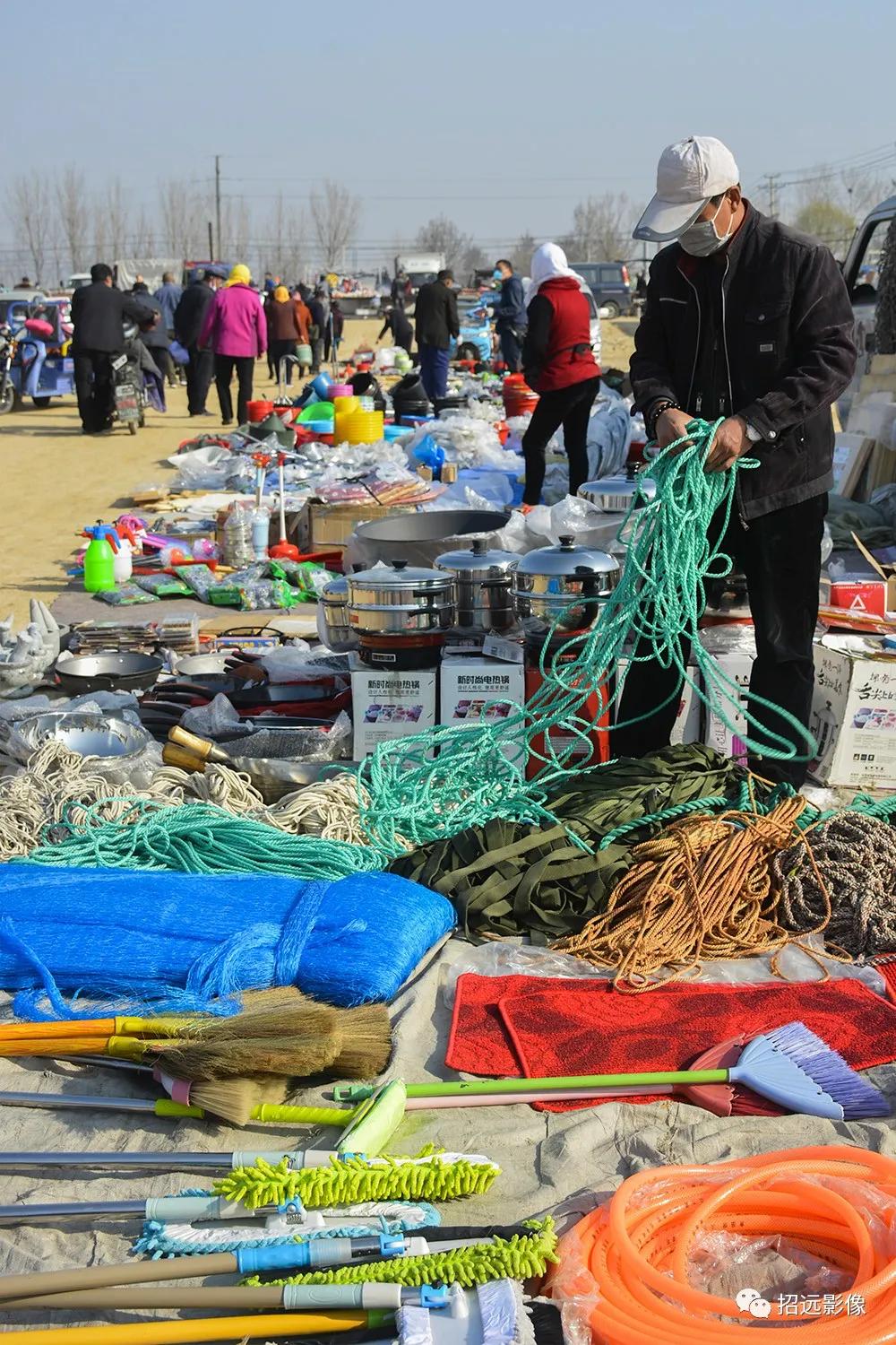 龙口粉丝主产区张星农村大集开市了！来赶集的人还不少来