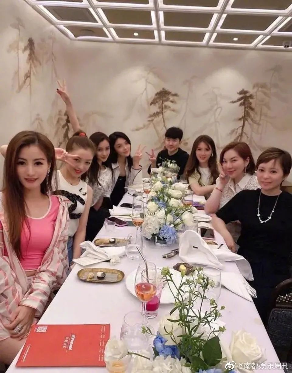 连她都要镶边合影的集会，来头这么大？