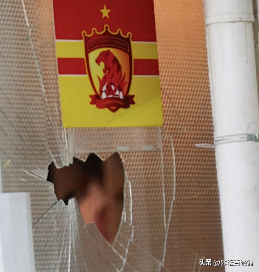 他是恒大队史脾气最暴球员，不满教练直接砸玻璃，34岁仍踢巴甲