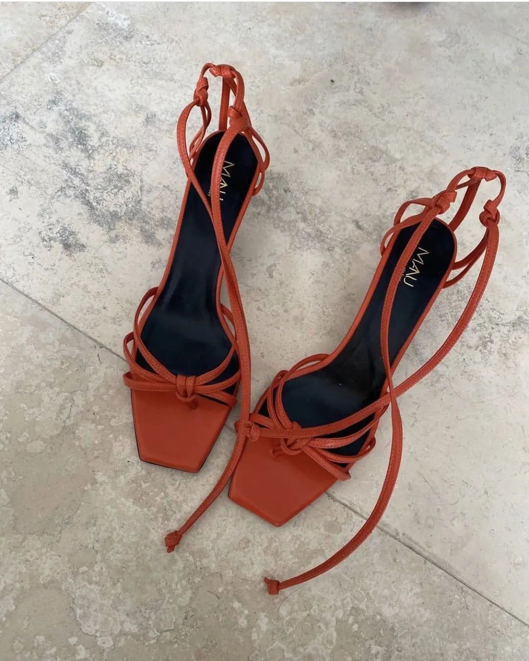 今年最火的4款凉鞋清爽又时髦,一双土到极致的凉鞋就是潮