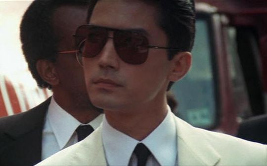 他是“亚洲第一*男美**”，却无父无母无妻儿，68岁与狗相伴认树为亲