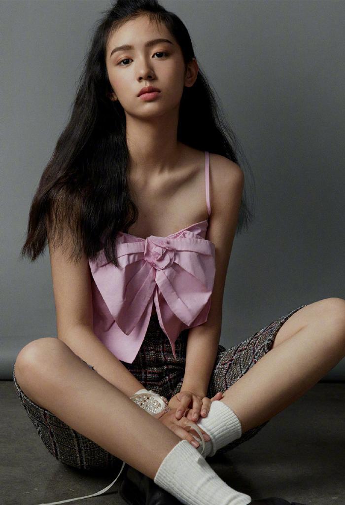 给你的衣服扎个“蝴蝶结”吧！气质甜美减龄，郑爽李沁也爱这么做