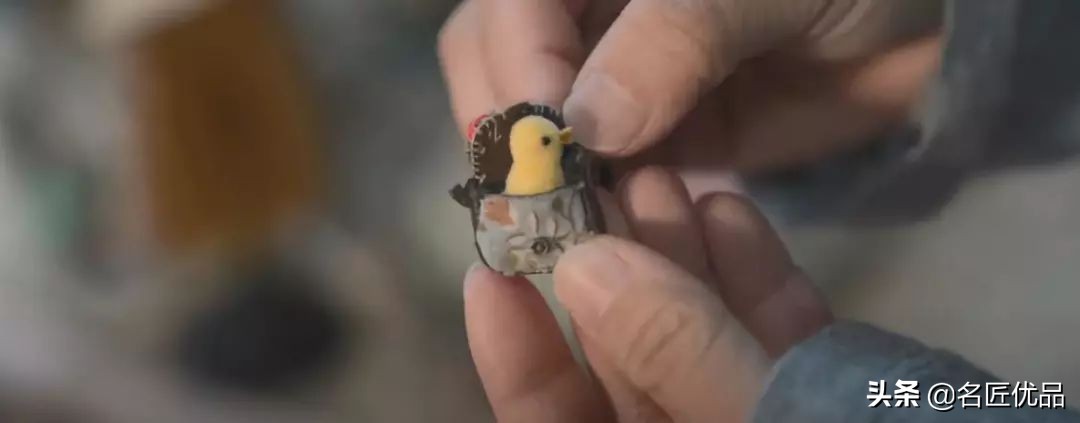 怎么用不要的衣服给玩偶做裙子,怎么给小玩偶做好看的小裙子