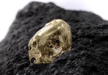 宝石是由什么做出来的,宝石的由来和发展历程