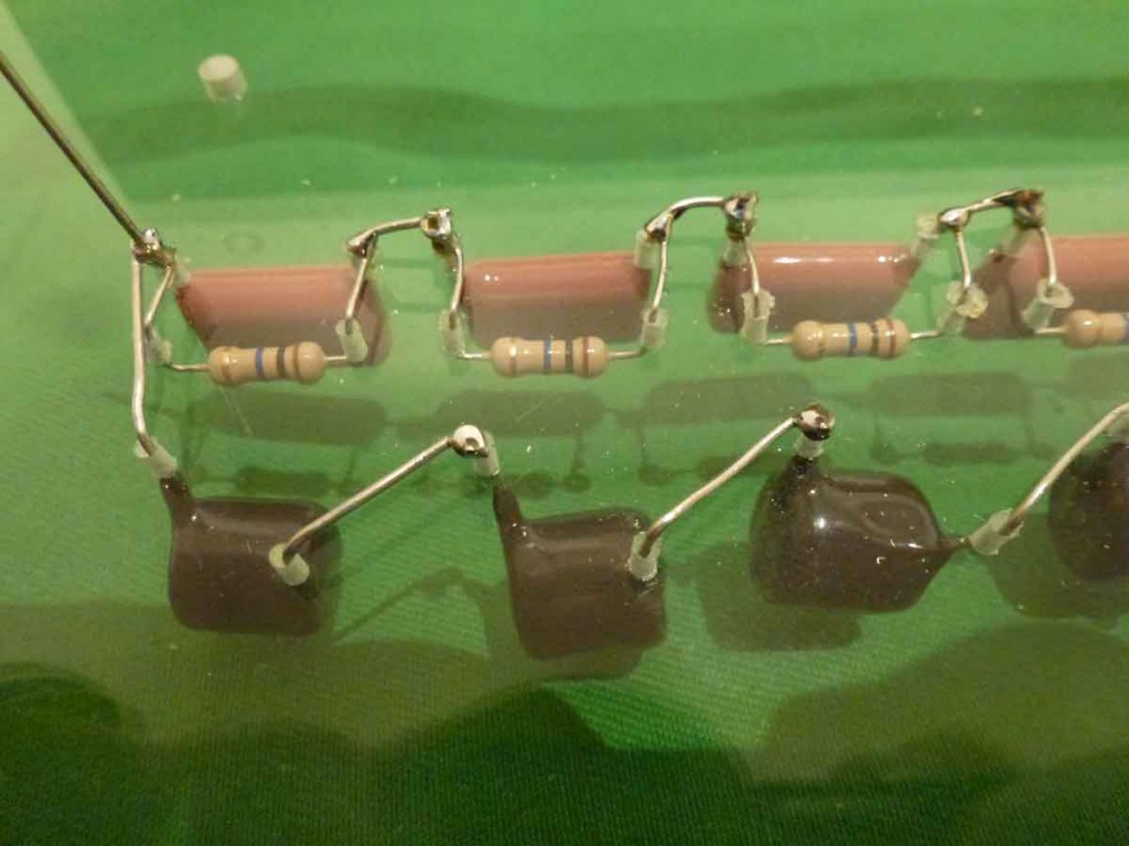 成为雷电法王很简单，用6个啤酒瓶和日常用品，就能做特斯拉线圈