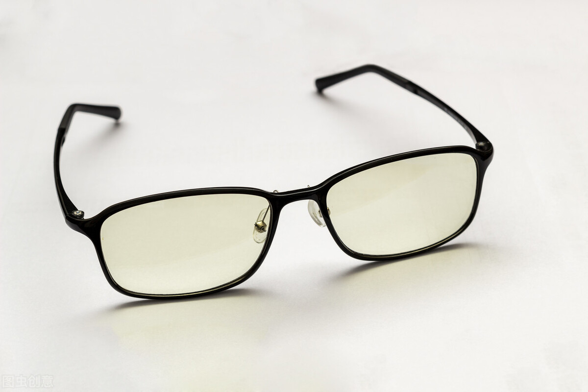 19岁熊孩子用激光笔照射民航飞机,十六岁的熊孩子用激光灯照射飞机