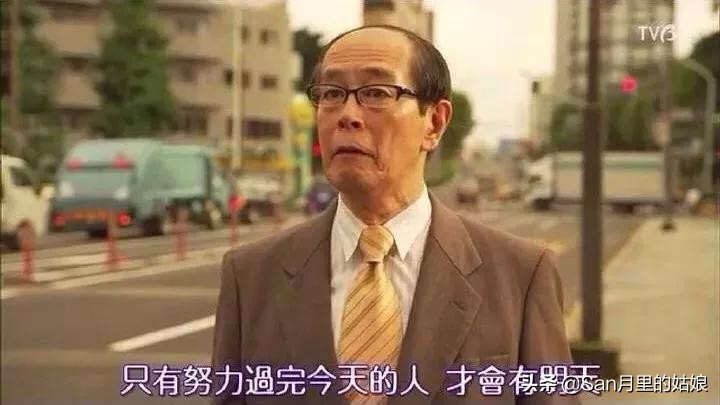偷偷看前任的朋友圈,深夜偷看前任的朋友圈