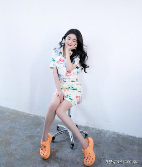 杨幂靠露腿穿搭博眼球,杨幂大冬天光腿露脚踝