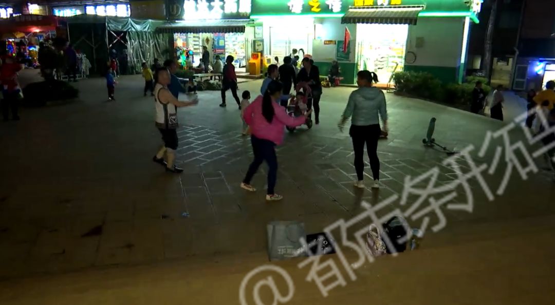 视频走红！小伙混放音响搅乱广场舞，“硬核”大妈拎砖头狂追！网友：大妈腿脚太利索