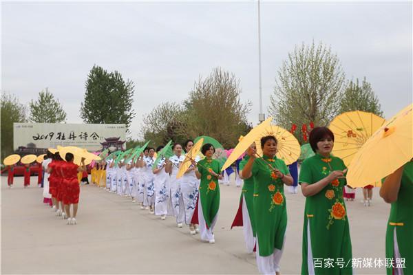众佳丽赏千年牡丹旗袍秀塑流动风景郝小学