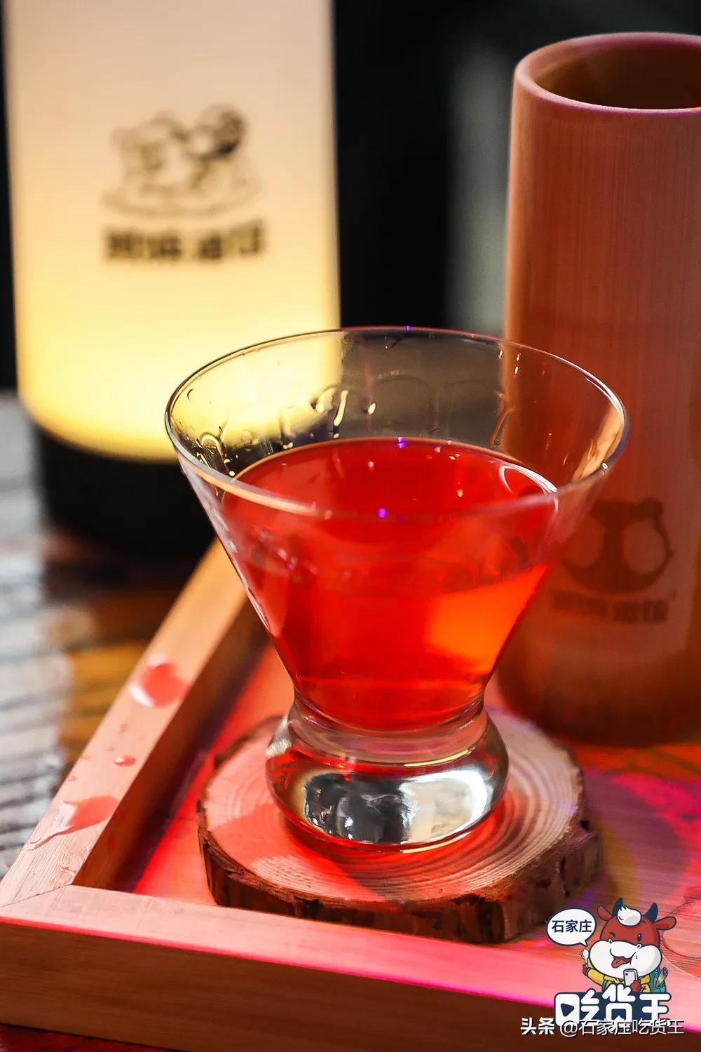 成都贰麻酒馆点啥酒,成都爆火的贰麻酒馆携手泸州老窖