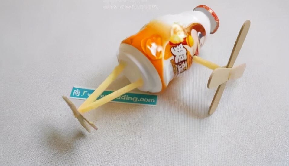 能飞的手工飞机制作幼儿园,国庆节幼儿园手工制作飞机图文