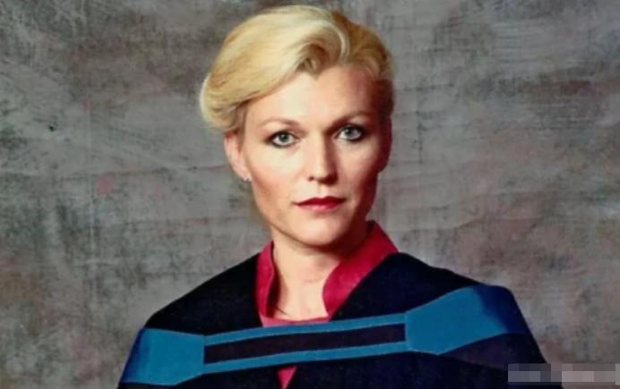 50岁邓文迪离婚后生活曝光,邓文迪离婚以后干什么