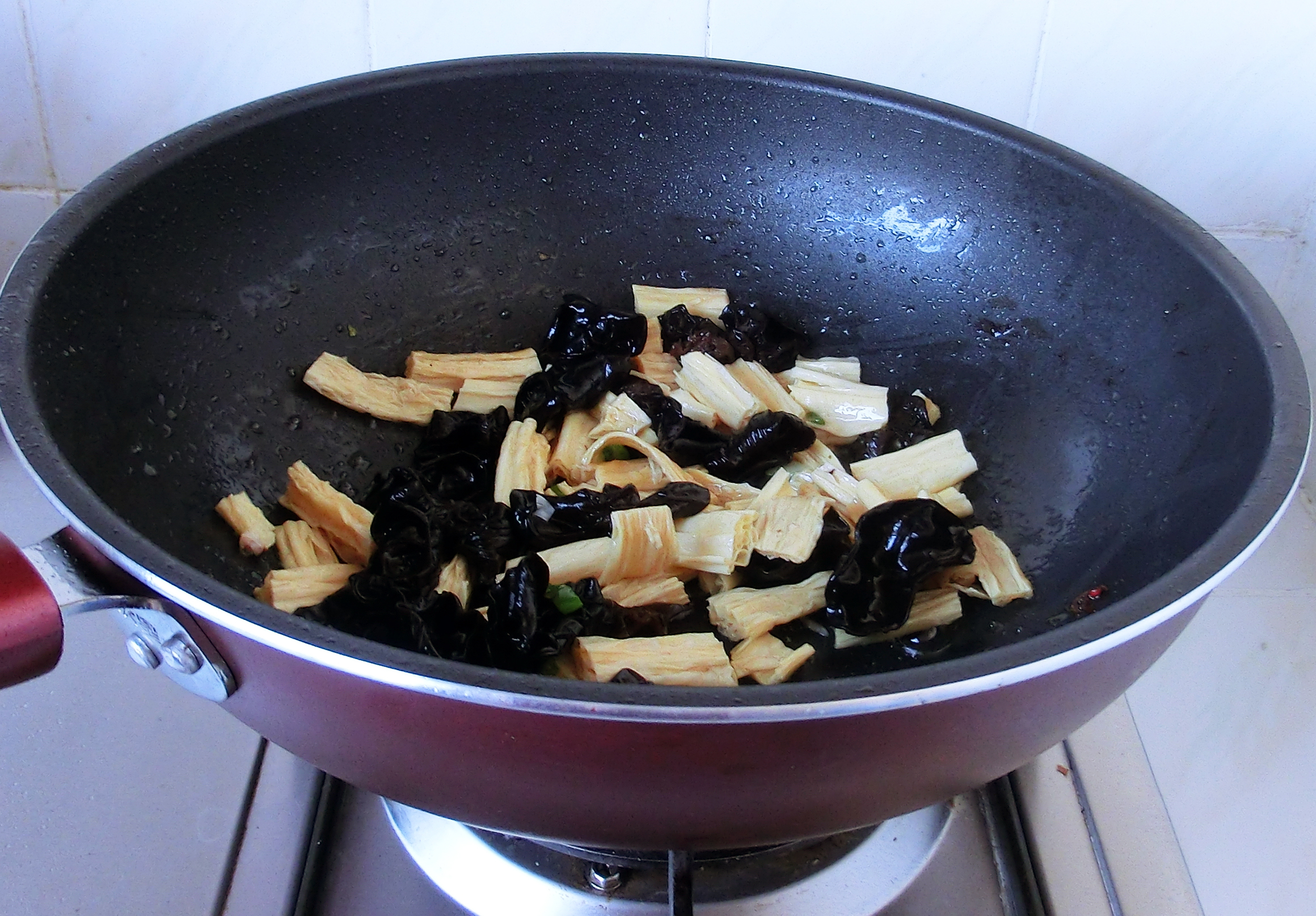 今天除夕，老话说：饮食自倍，脾胃乃伤，多吃“4个1”，保肝护胃