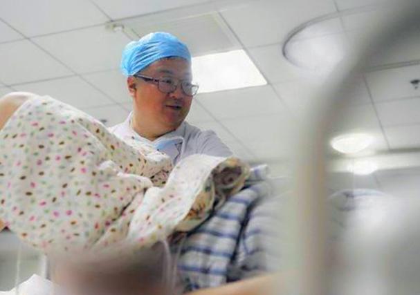 顺产后医生给掏出血怎么回事,顺产后医生为什么用手掏肚子