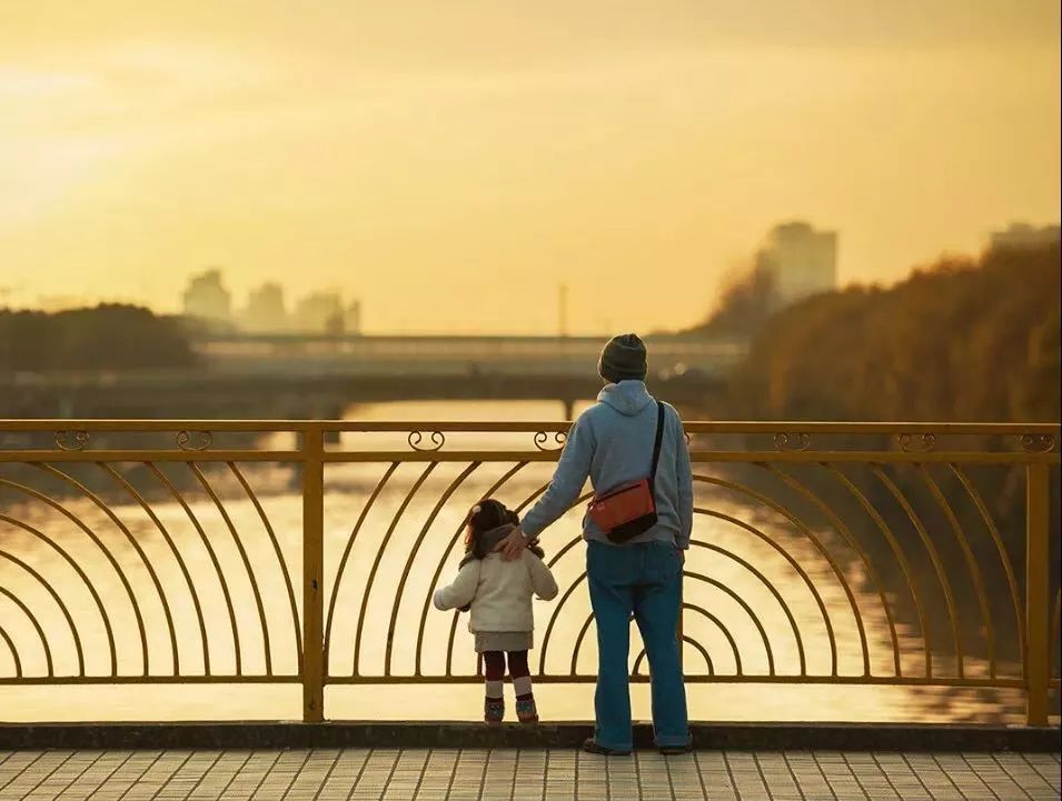 20岁女孩向大叔告白,小女孩对父母的深情告白30秒