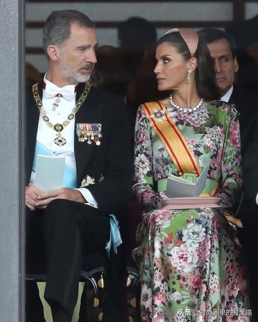 西班牙王后莱蒂齐亚穿连衣裙,西班牙王后穿丝绸内搭