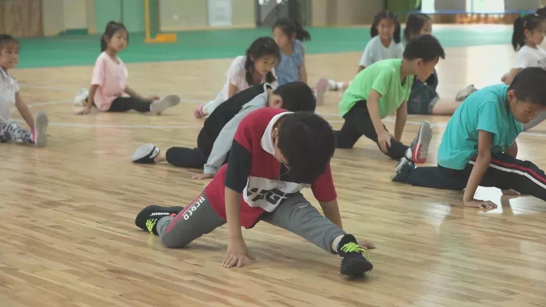 杭州小学二年级体育课居然要考劈叉？家长们全懵了